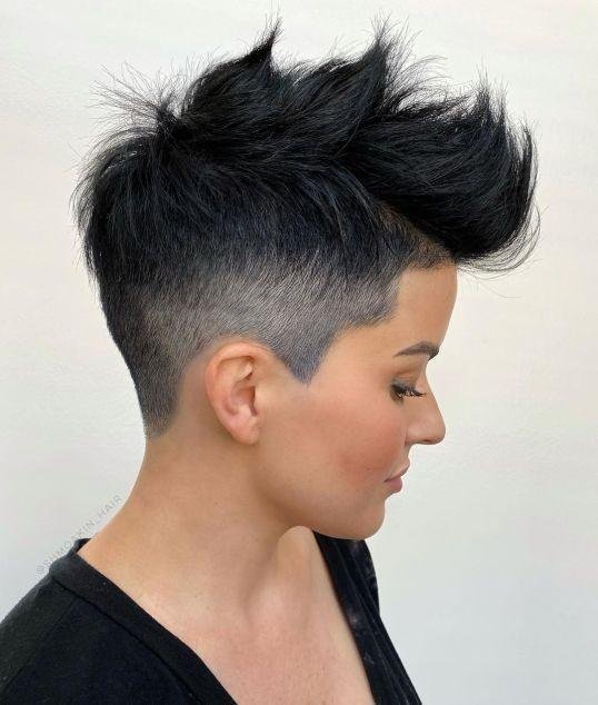 6 Kurze Brünette Frisuren und Neue Trends im Jahr 2022