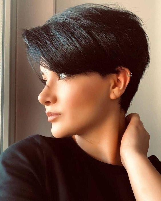 6 Kurze Brünette Frisuren und Neue Trends im Jahr 2022