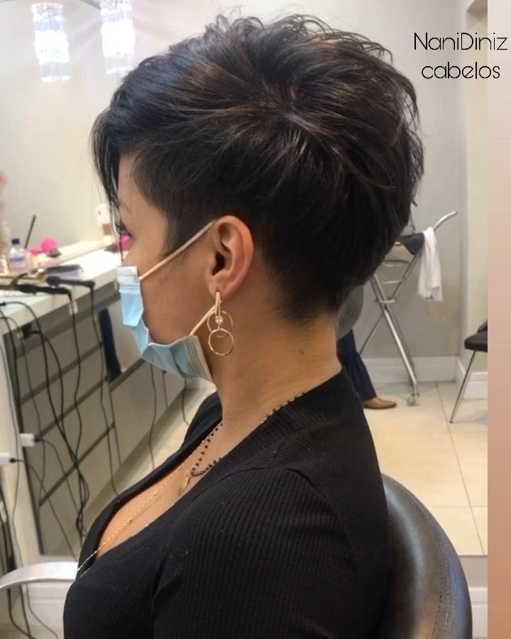 6 Kurze Brünette Frisuren und Neue Trends im Jahr 2022