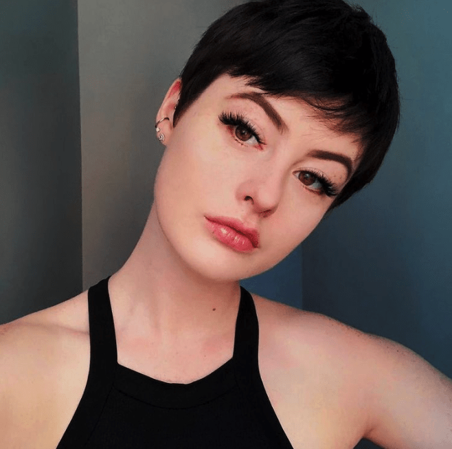 6 Kurze Brünette Frisuren und Neue Trends im Jahr 2022