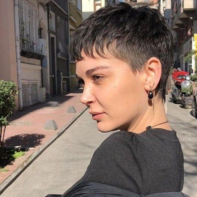 6 Kurze Brünette Frisuren und Neue Trends im Jahr 2022