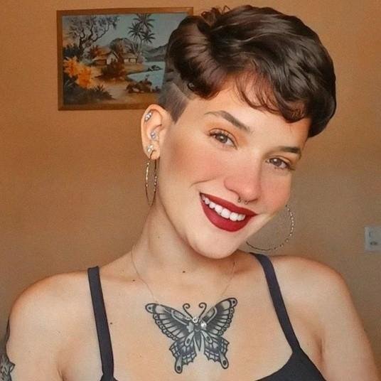 6 Kurze Brünette Frisuren und Neue Trends im Jahr 2022