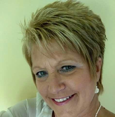 Wie stylen Sie den Bob mit Pony?