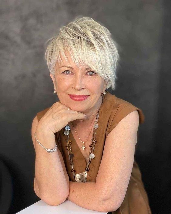 Mittellange Frisur mit Seitenscheitel