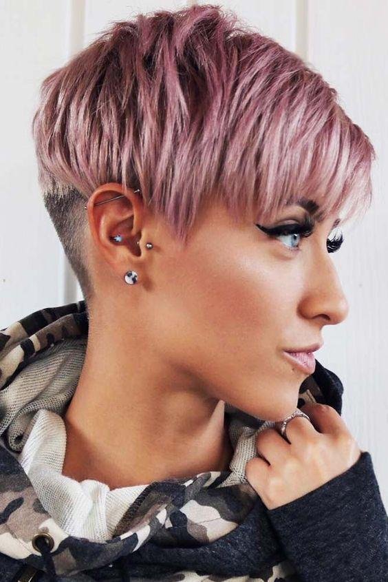 Kurzer Zurückgekämmter Bob in Pink