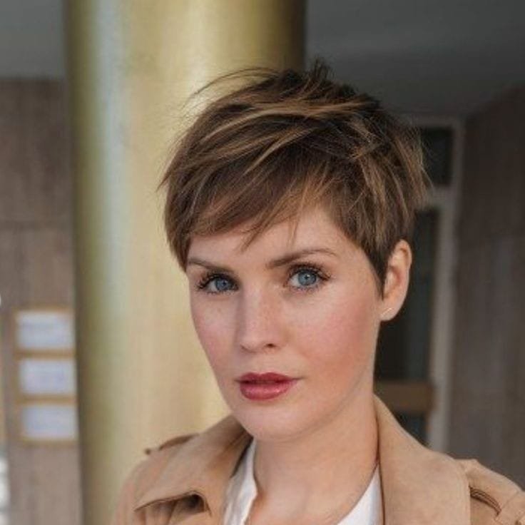 Lockige Pixie-Cut-Frisur: Ein zeitloser Trend