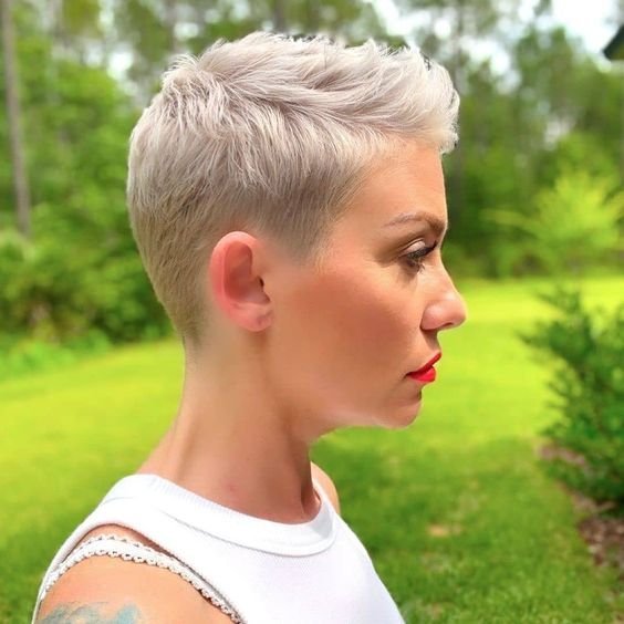 Lockige Pixie-Cut-Frisur: Ein zeitloser Trend