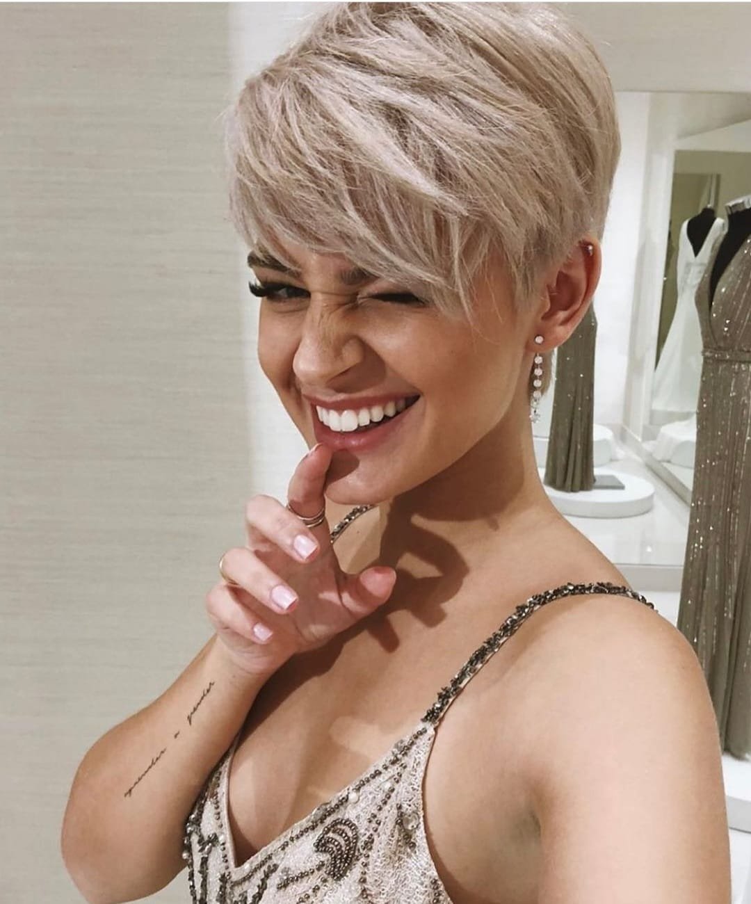 Lockige Pixie-Cut-Frisur: Ein zeitloser Trend