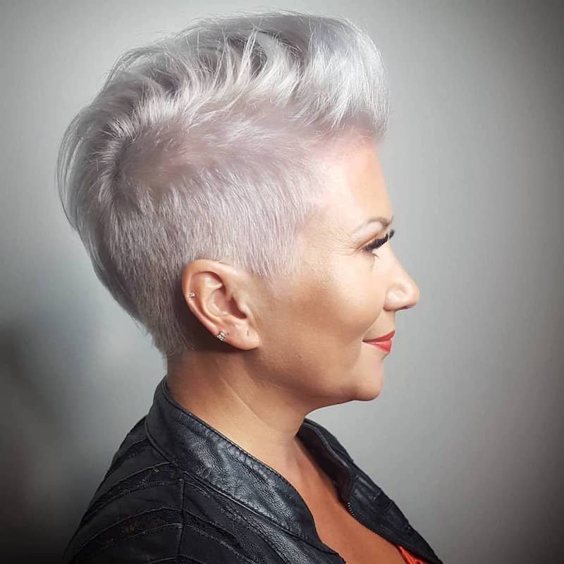 Lockige Pixie-Cut-Frisur: Ein zeitloser Trend