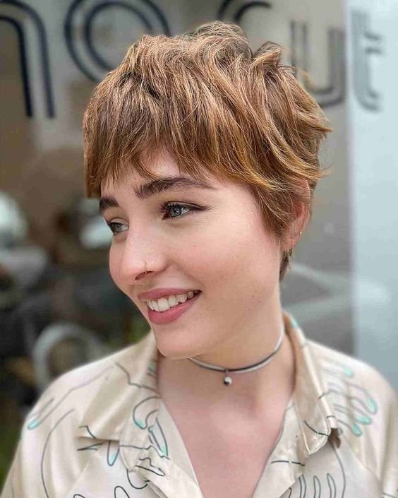 Lockige Pixie-Cut-Frisur: Ein zeitloser Trend