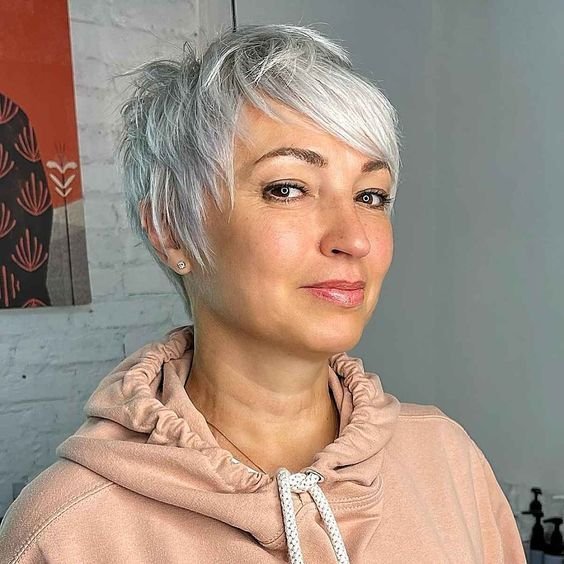 Lockige Pixie-Cut-Frisur: Ein zeitloser Trend