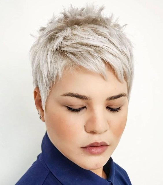 Schöne Kurzhaarfrisuren für runde Gesichter