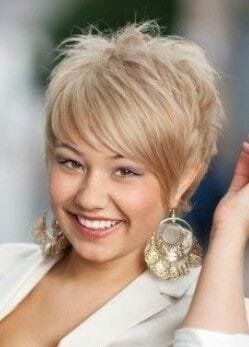 Schöne Kurzhaarfrisuren für runde Gesichter