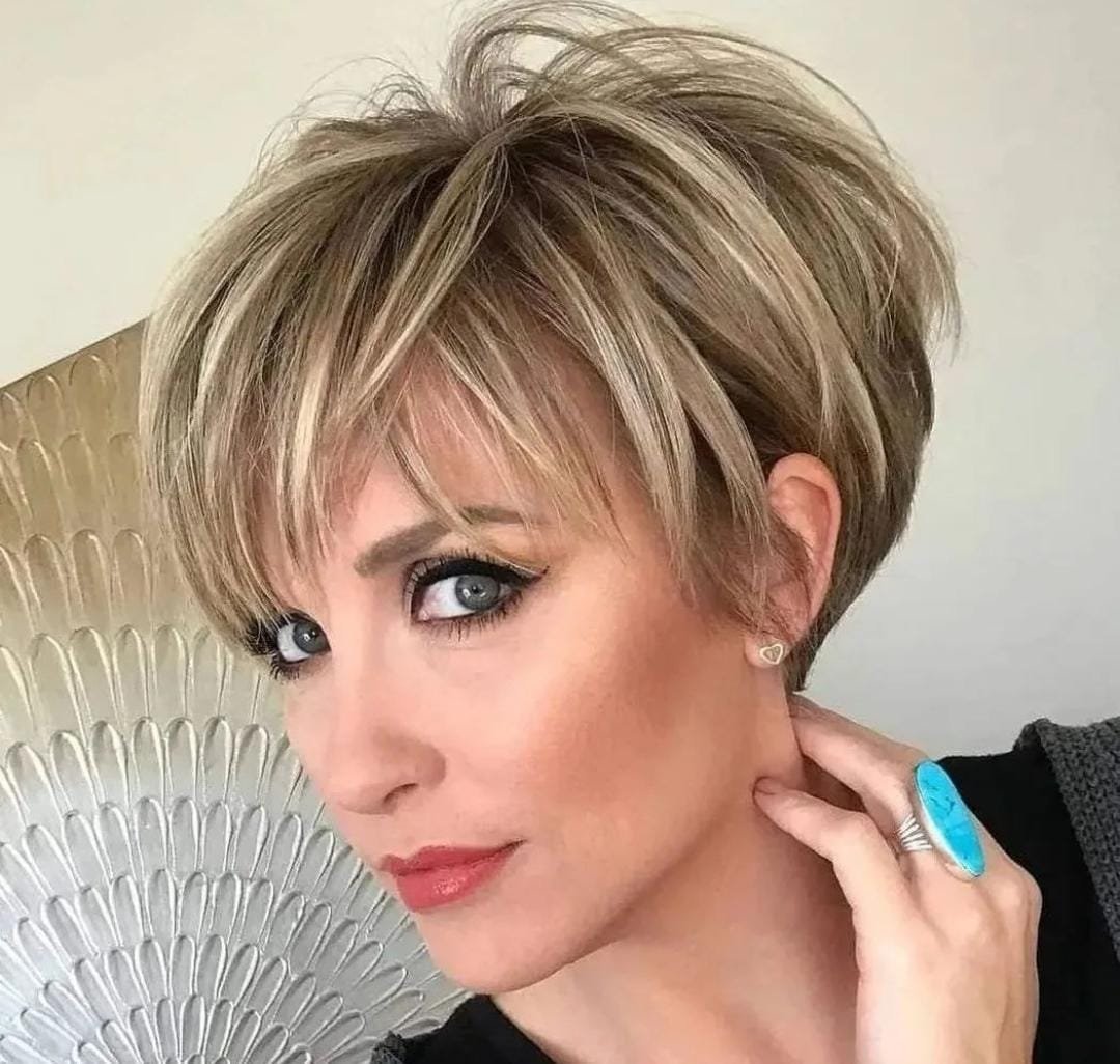 Schöne Kurzhaarfrisuren für runde Gesichter