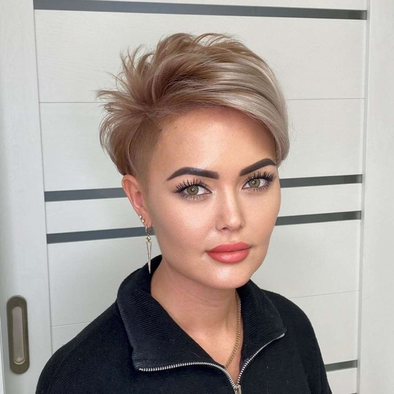Schöne Kurzhaarfrisuren für runde Gesichter