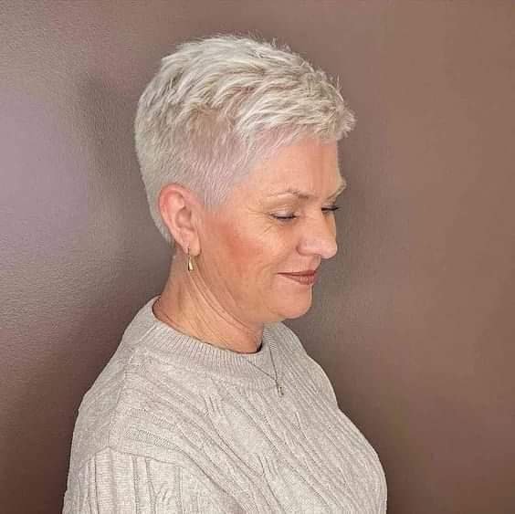 Pixie Bob für ältere Frauen: Schmeichelhafter Look mit minimalem Styling-Aufwand