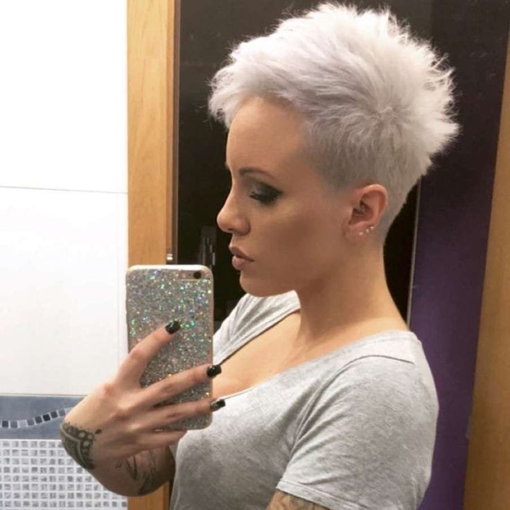 Kurzhaarschnitt-Ideen für weißes und graues Haar