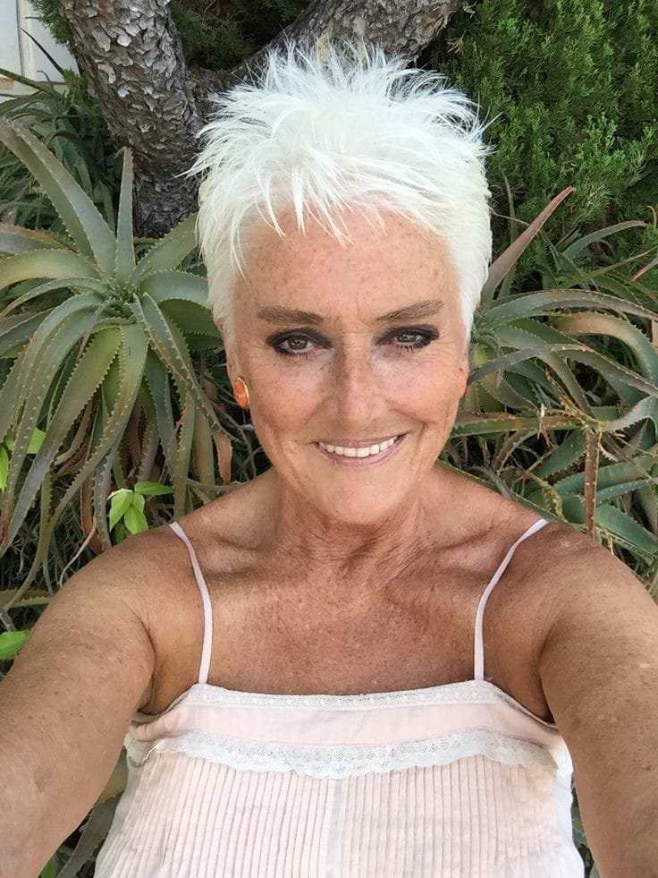 Kurzhaarschnitt-Ideen für weißes und graues Haar