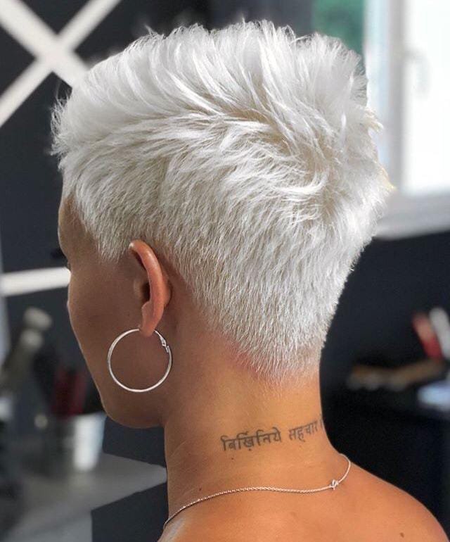 Kurzhaarschnitt-Ideen für weißes und graues Haar