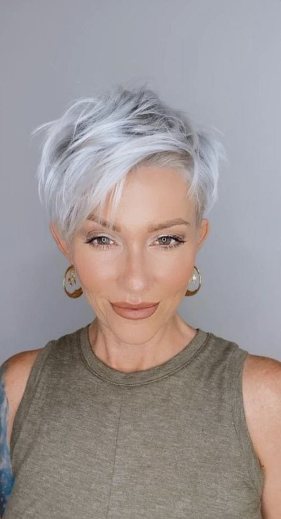 Kurzhaarschnitt-Ideen für weißes und graues Haar