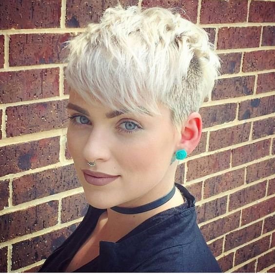 Einige Ideen für unordentliche Bob-Frisuren